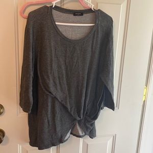 Cute three quarter length top! Knot in the front!